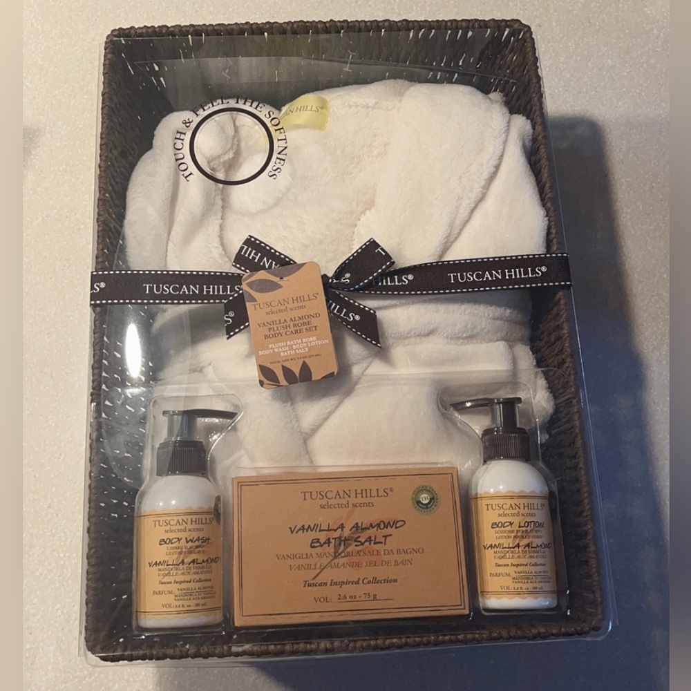 Tuscan Hills Vanilla Almond Bath & Body Gift Set With Bath Robe